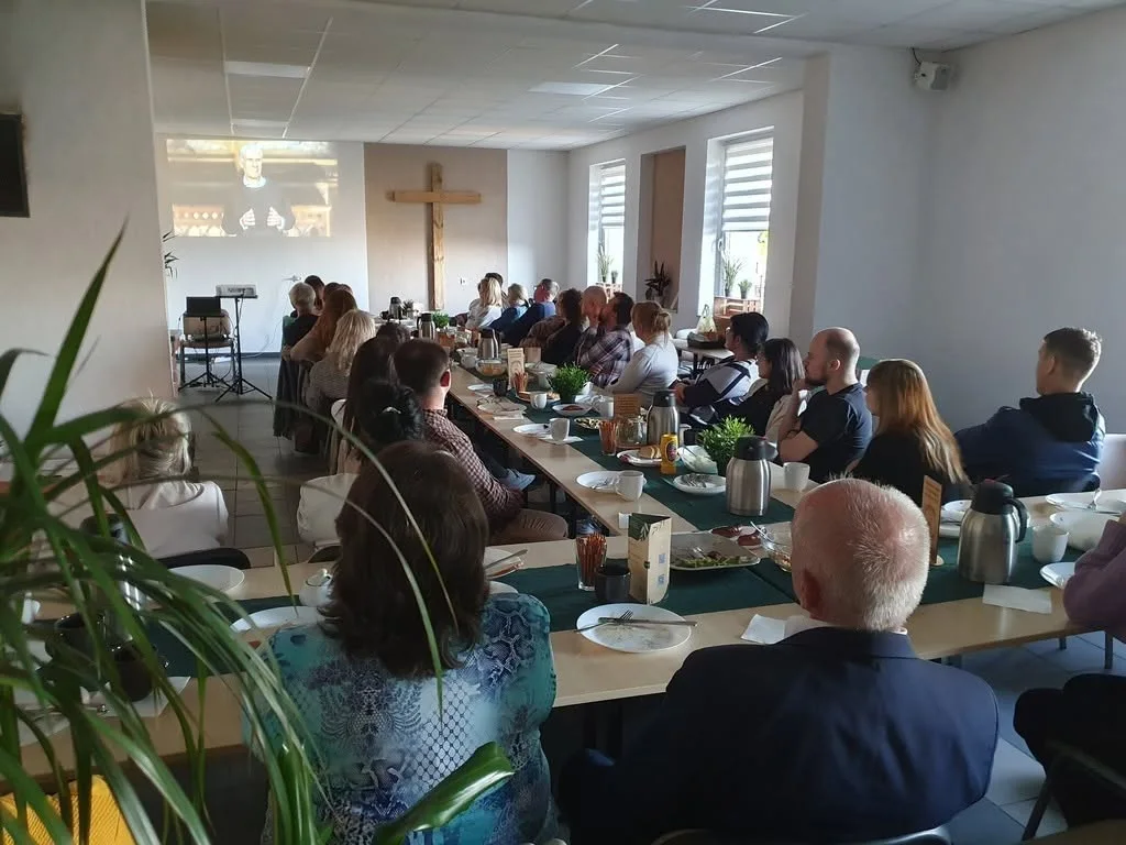 Goście rozmawiający przy stołach podczas Alpha w Lubecku